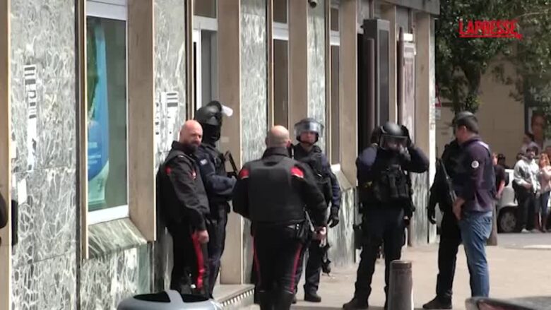 Napoli, rapina in banca con ostaggi: caccia ai banditi armati in fuga