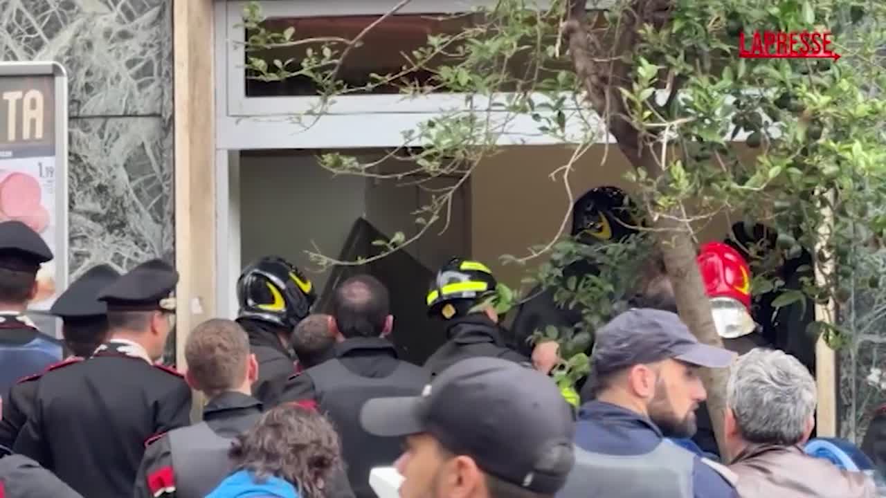 napoli rapina in banca i carabinieri liberano gli ostaggi da Lapresse.it napoli rapina in banca i carabinieri liberano gli ostaggi