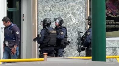 Napoli, rapina in banca con ostaggi: Carabinieri del Gis irrompono all’interno
