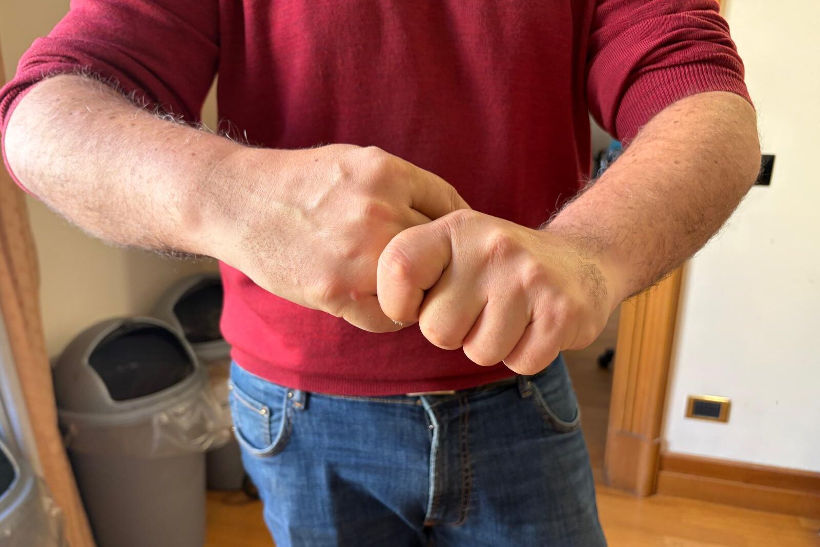 Scrocchiarsi le dita fa male davvero? La risposta della scienza e i rischi