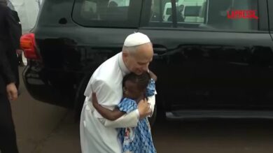 Papa Leone XIV abbraccia una bimba in Camerun