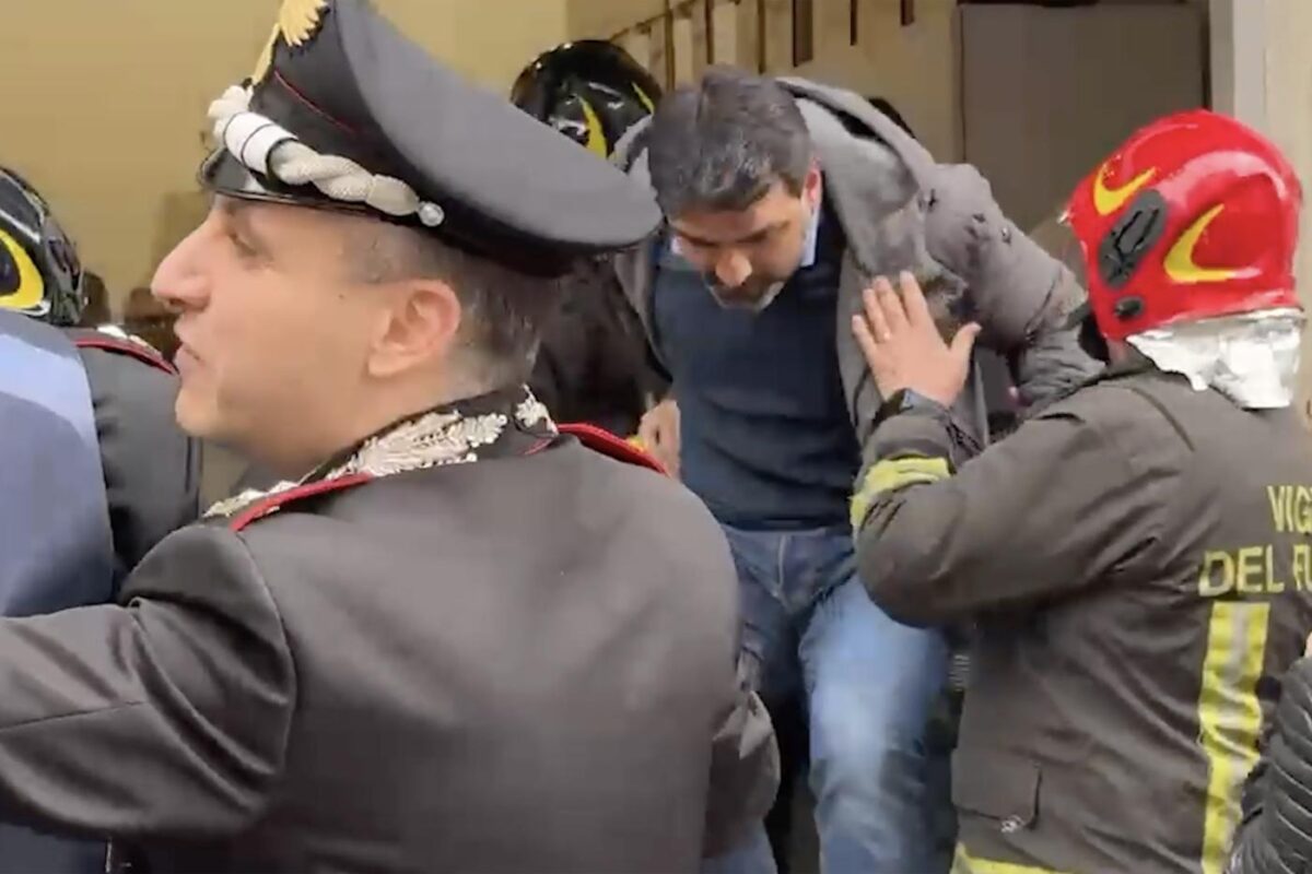 Rapina in banca a Napoli, il caveau svaligiato e gli ostaggi liberati in 10 foto