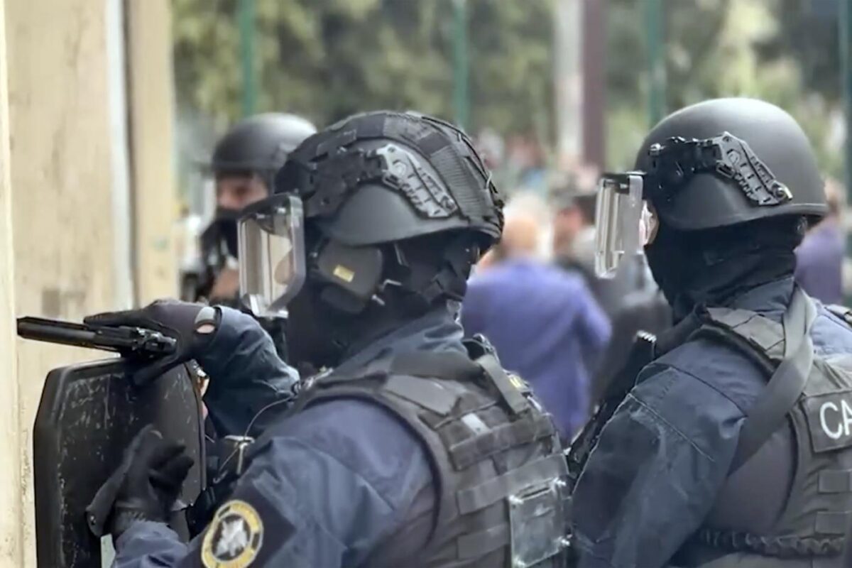 Rapina in banca a Napoli, il caveau svaligiato e gli ostaggi liberati in 10 foto