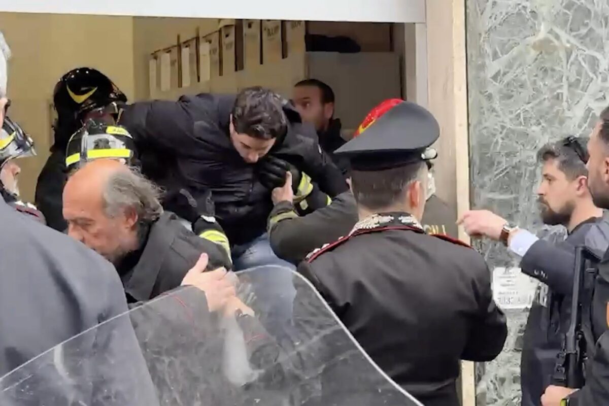 Rapina in banca a Napoli, il caveau svaligiato e gli ostaggi liberati in 10 foto