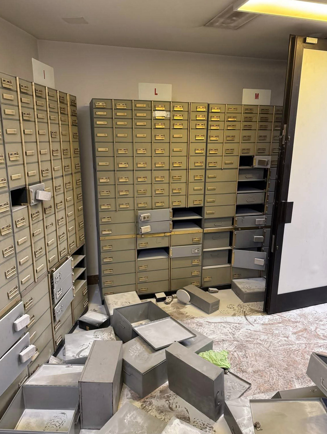 Rapina in banca a Napoli, il caveau svaligiato e gli ostaggi liberati in 10 foto