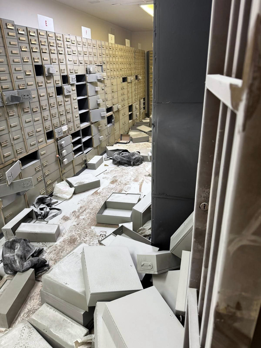 Rapina in banca a Napoli, il caveau svaligiato e gli ostaggi liberati in 10 foto