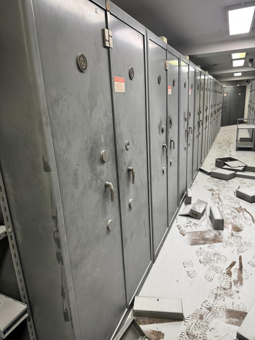 Rapina in banca a Napoli, il caveau svaligiato e gli ostaggi liberati in 10 foto