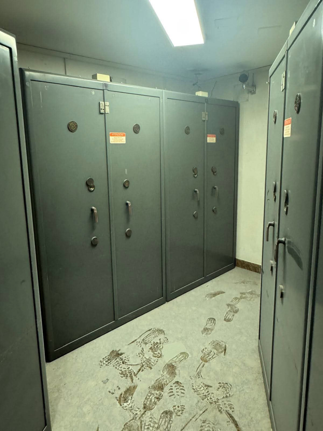 Rapina in banca a Napoli, il caveau svaligiato e gli ostaggi liberati in 10 foto