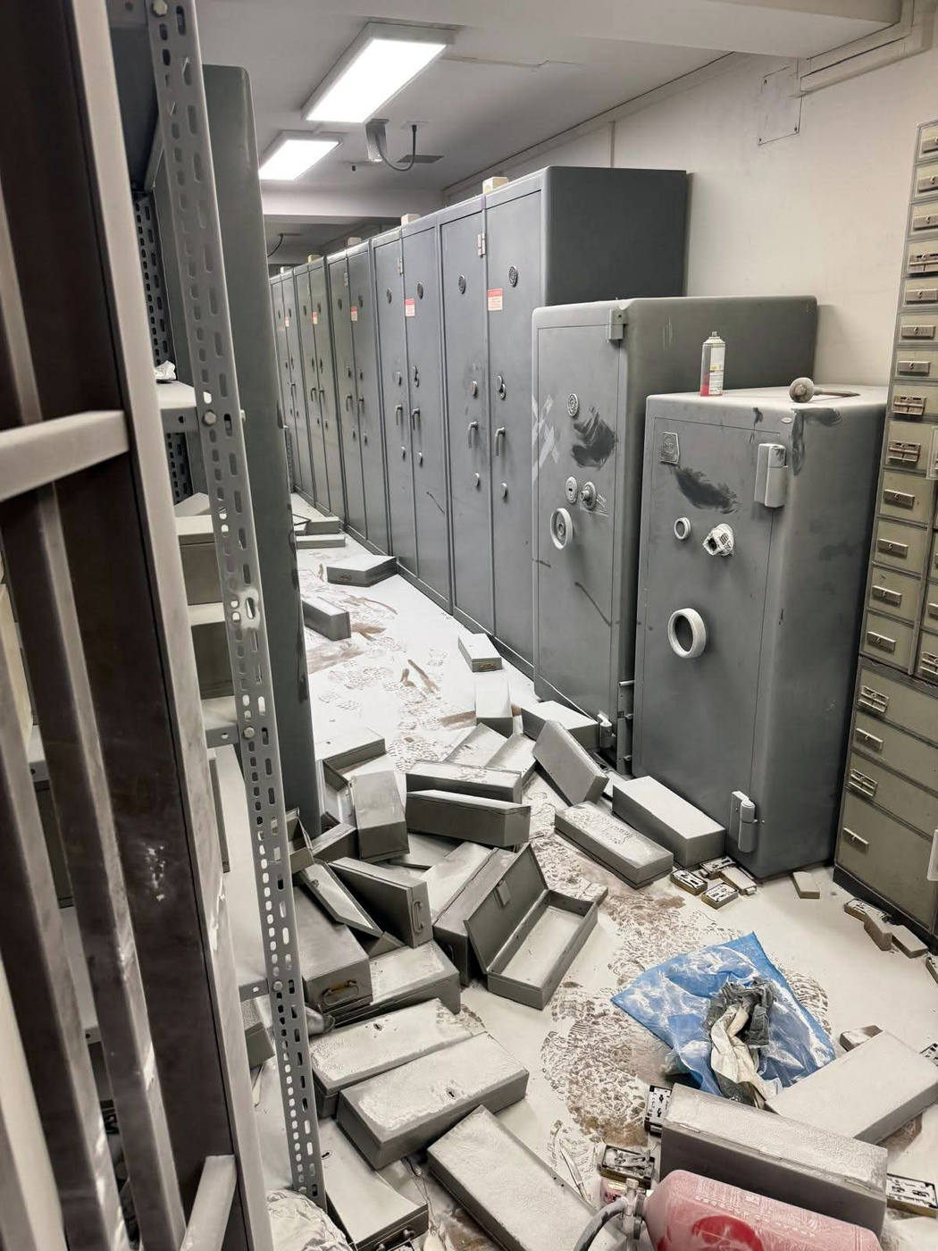 Rapina in banca a Napoli, il caveau svaligiato e gli ostaggi liberati in 10 foto