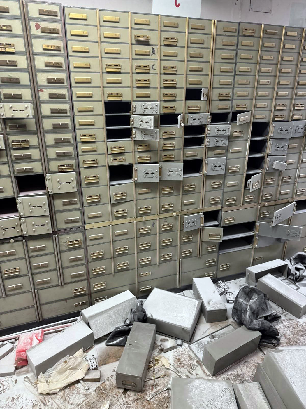 Rapina in banca a Napoli, il caveau svaligiato e gli ostaggi liberati in 10 foto