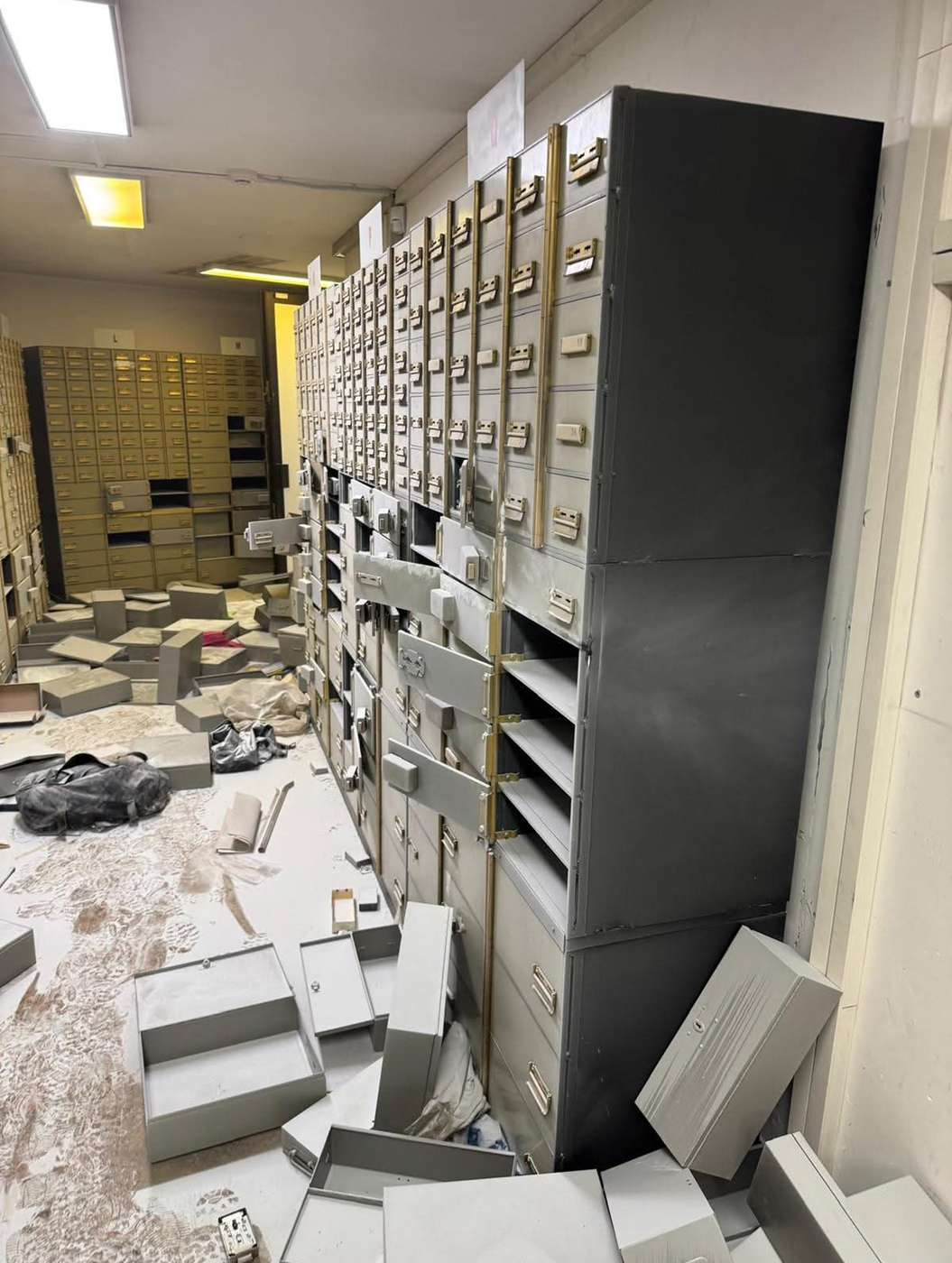 Rapina in banca a Napoli, il caveau svaligiato e gli ostaggi liberati in 10 foto