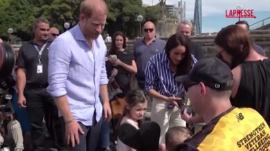 Sydney, per Harry e Meghan infradito, balli e gita in barca con i sostenitori di 'Invictus'