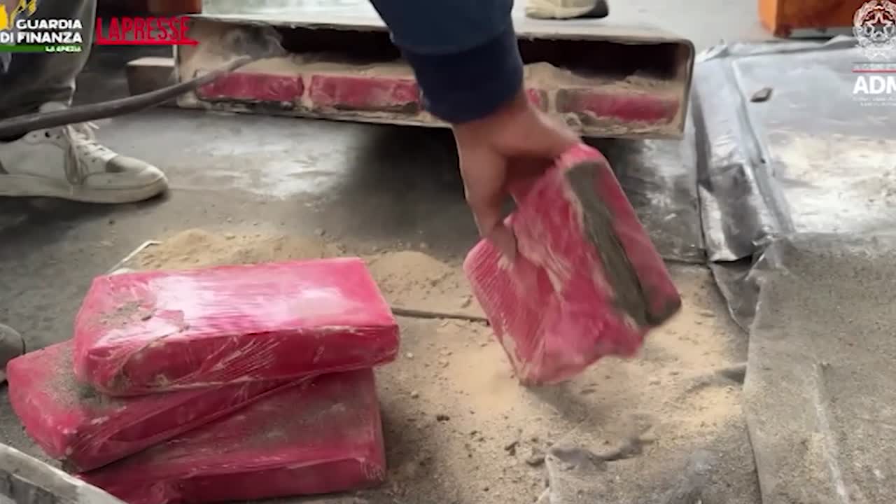 Droga, scoperti 65 kg di cocaina nascosti in una cassettiera in un container del porto