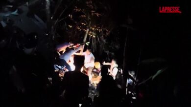 Indonesia, elicottero precipita nel Borneo: il recupero delle 8 vittime