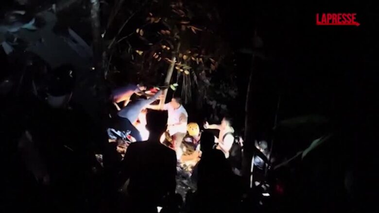 Indonesia, elicottero precipita nel Borneo: il recupero delle 8 vittime