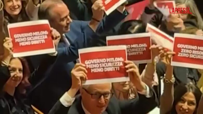 Dl Sicurezza, la protesta delle opposizioni al Senato