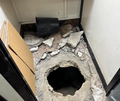 Rapina in banca a Napoli, il caveau svaligiato e gli ostaggi liberati in 10 foto