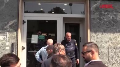 Rapina in banca a Napoli, le voci dei clienti: "Si entrava come in un supermercato"