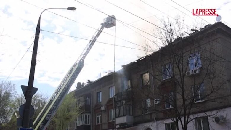 Ucraina, attacco di droni russi su Zaporizhzhia: i danni agli edifici residenziali