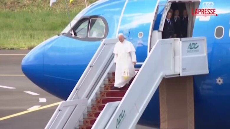 Papa Leone XIV arriva a Douala: celebrerà la messa e visiterà un ospedale