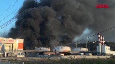 Ucraina, attacco a deposito petrolifero russo: l'incendio continua a divampare