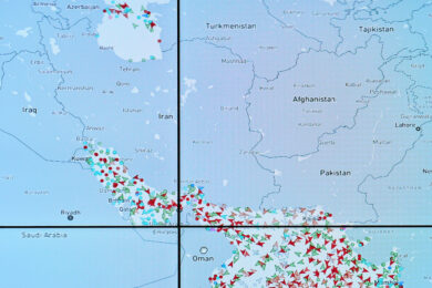 Iran, riapre lo Stretto di Hormuz. Trump: “Per Teheran resta il blocco navale”