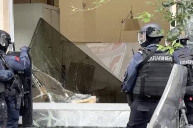 Rapina in banca a Napoli, è caccia agli autori: verifiche sulla rete fognaria