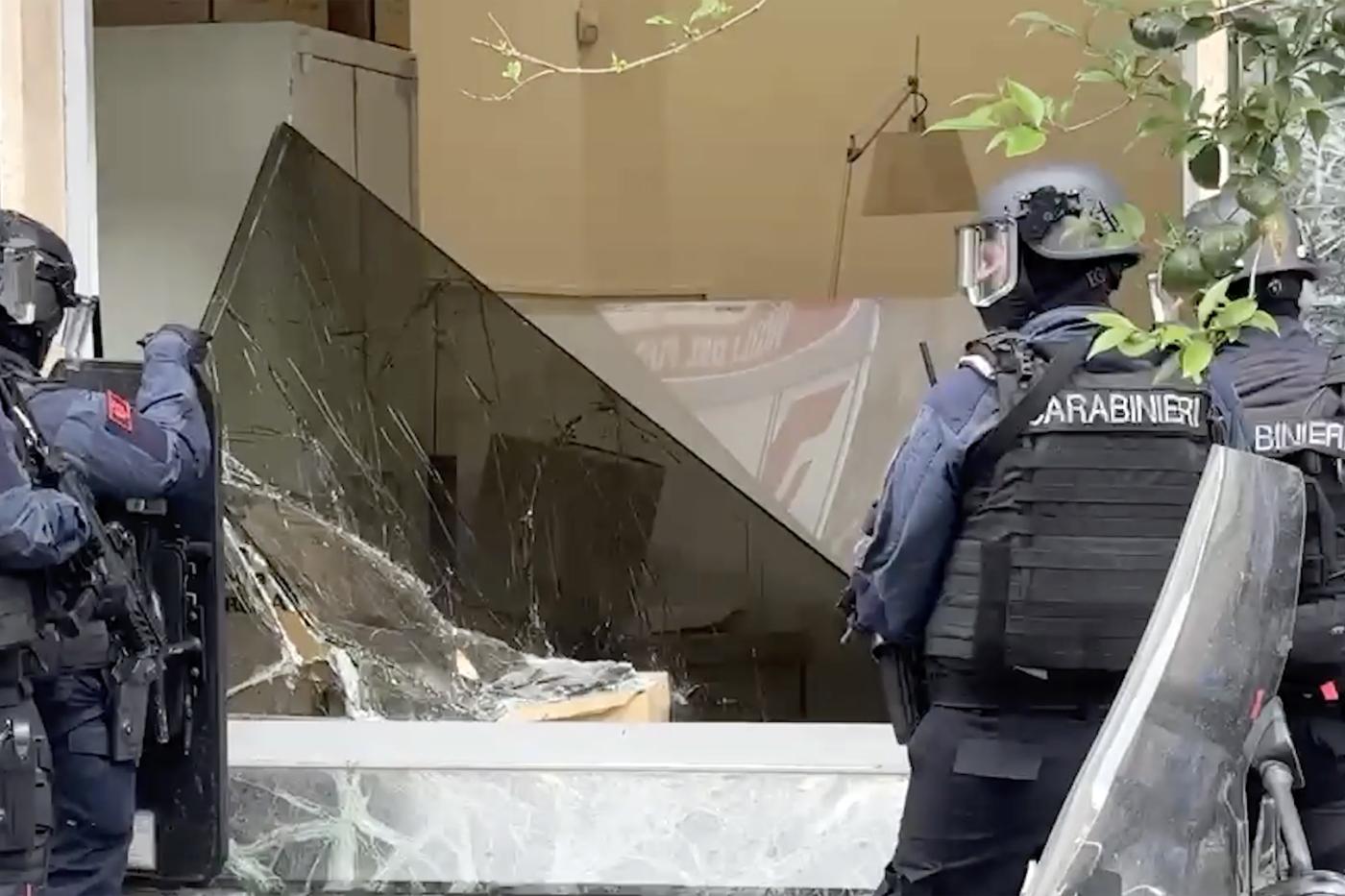 Rapina in banca a Napoli, è caccia agli autori: verifiche sulla rete fognaria