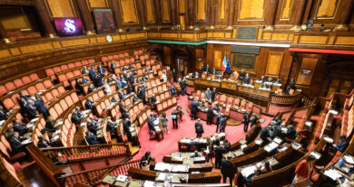 Dl Sicurezza, via libera al Senato con 96 sì. Proteste in aula: “Zero risorse e meno diritti”