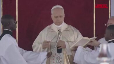 Papa Leone XIV lascia il Camerun, la messa all'aeroporto di Yaoundé-Ville davanti a una folla immensa