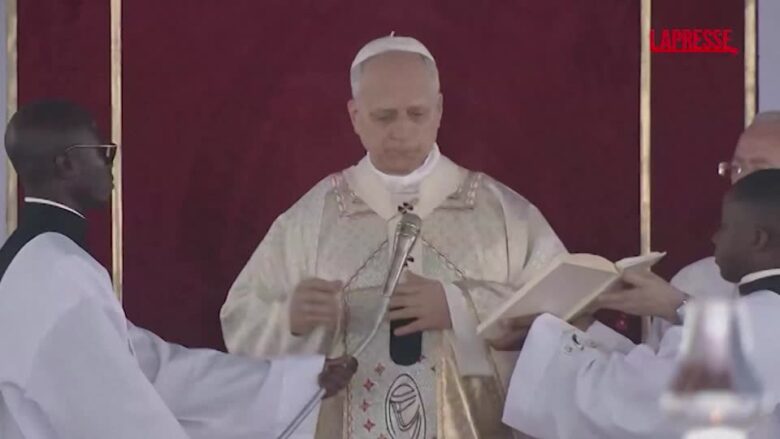 Papa Leone XIV lascia il Camerun, la messa all'aeroporto di Yaoundé-Ville davanti a una folla immensa