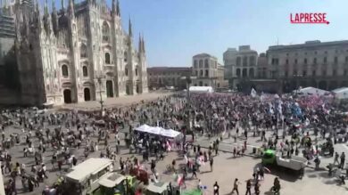 Milano, piazza del Duomo mezza vuota per l'arrivo del corteo dei Patrioti
