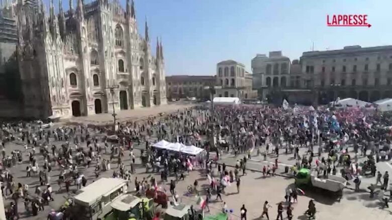 Milano, piazza del Duomo mezza vuota per l'arrivo del corteo dei Patrioti