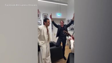 Achille Lauro, prima dello show alla Fontana di Trevi canta con l'assessore Onorato