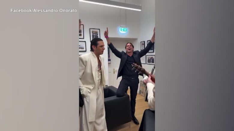 Achille Lauro, prima dello show alla Fontana di Trevi canta con l'assessore Onorato