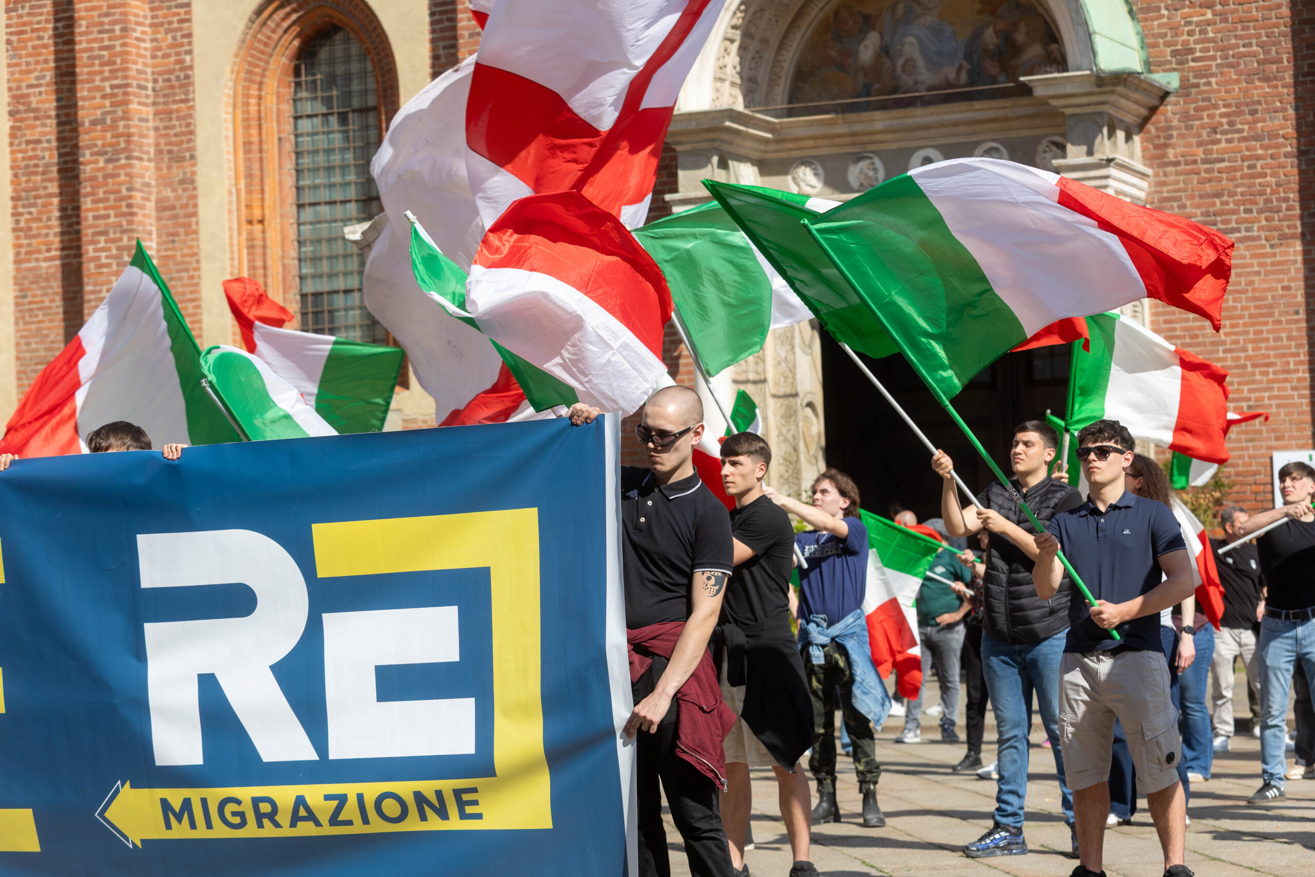 Remigrazione, la manifestazione di Milano e le tensioni FI-Lega – La diretta
