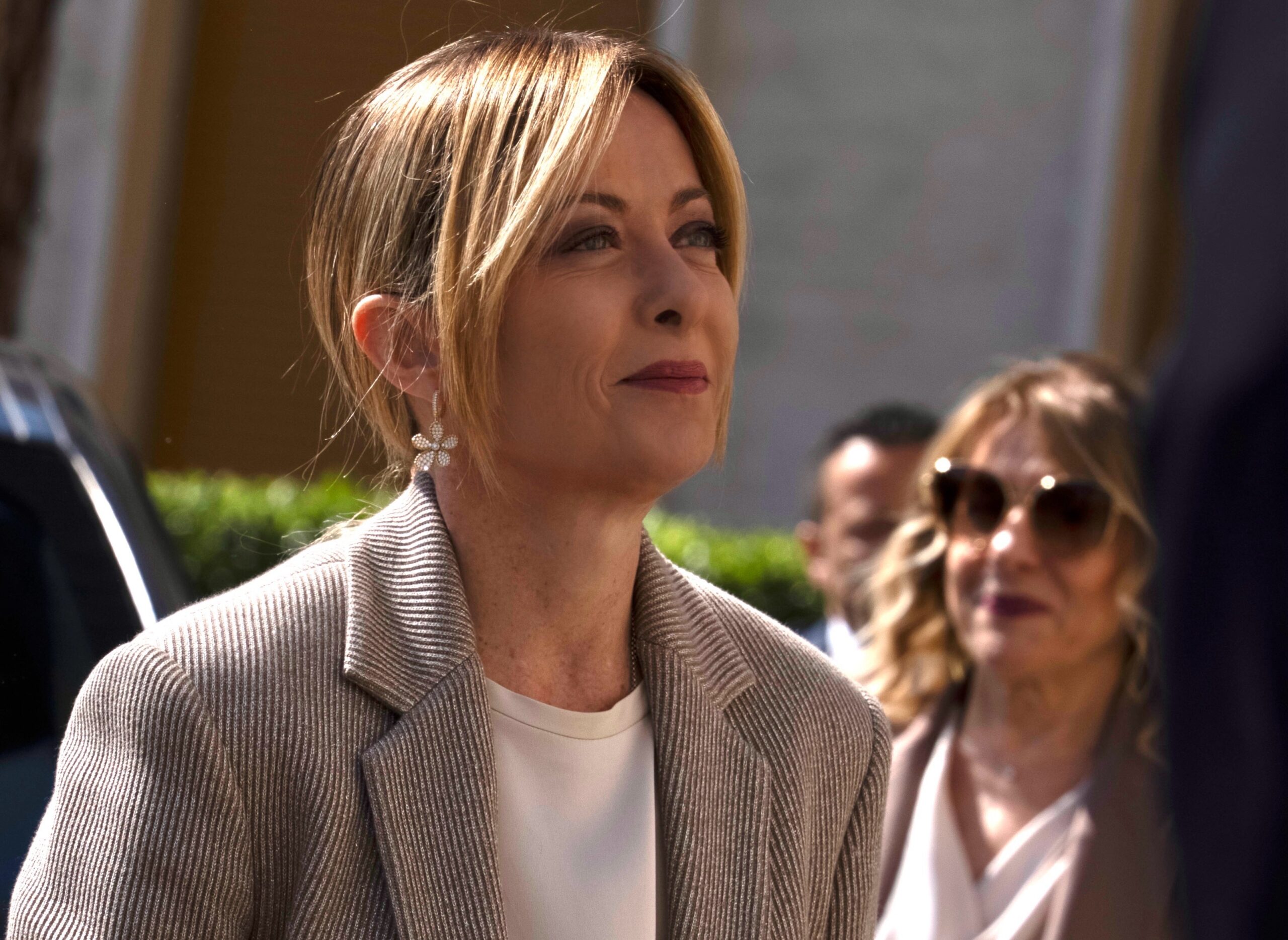 Meloni: “Foto fake con mio padre ma è europarlamentare FdI, siamo al cabaret”