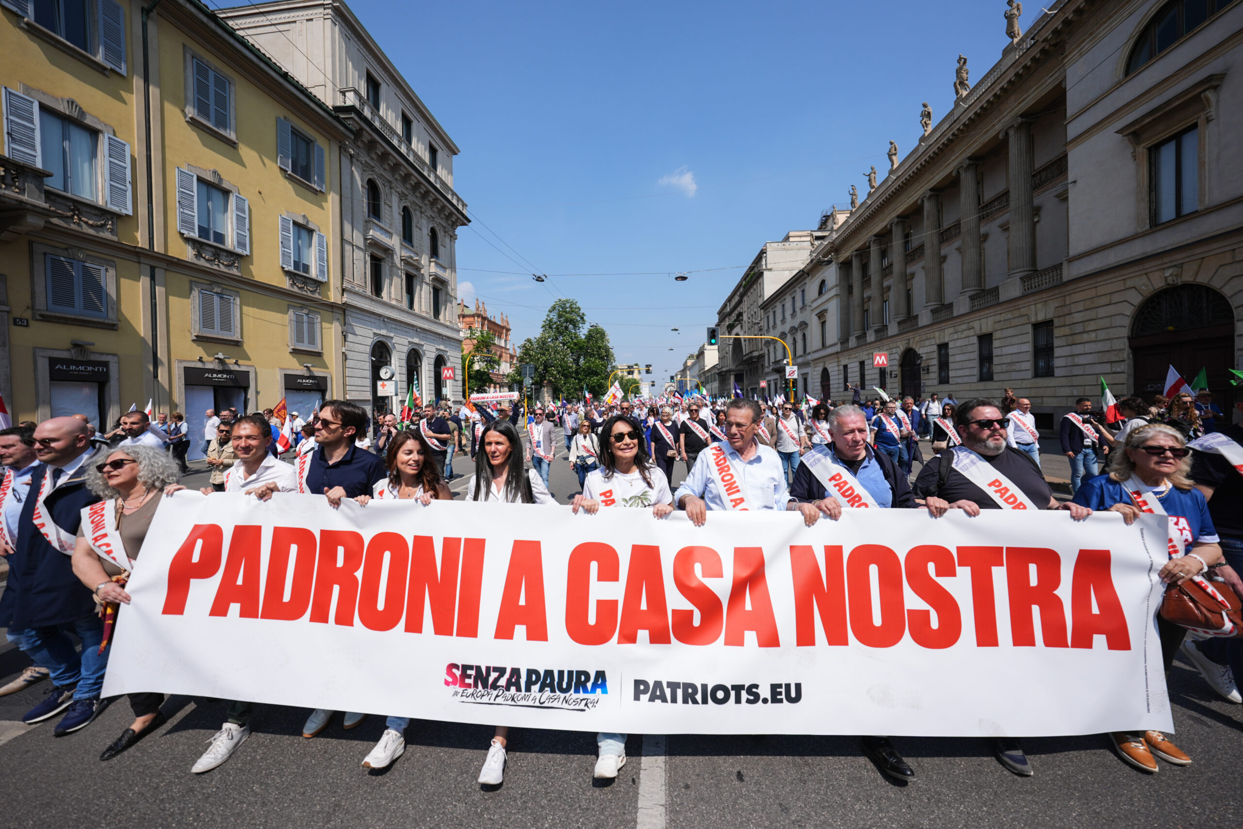 Remigrazione, a Milano la manifestazione dei Patrioti. Tensioni FI-Lega – La diretta