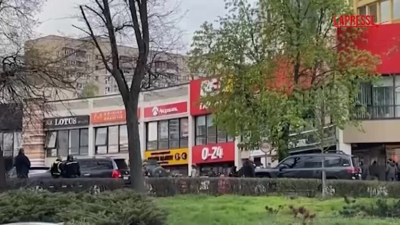 Kiev, uomo apre il fuoco sulla folla a Kiev e si barrica in un supermercato: 5 morti