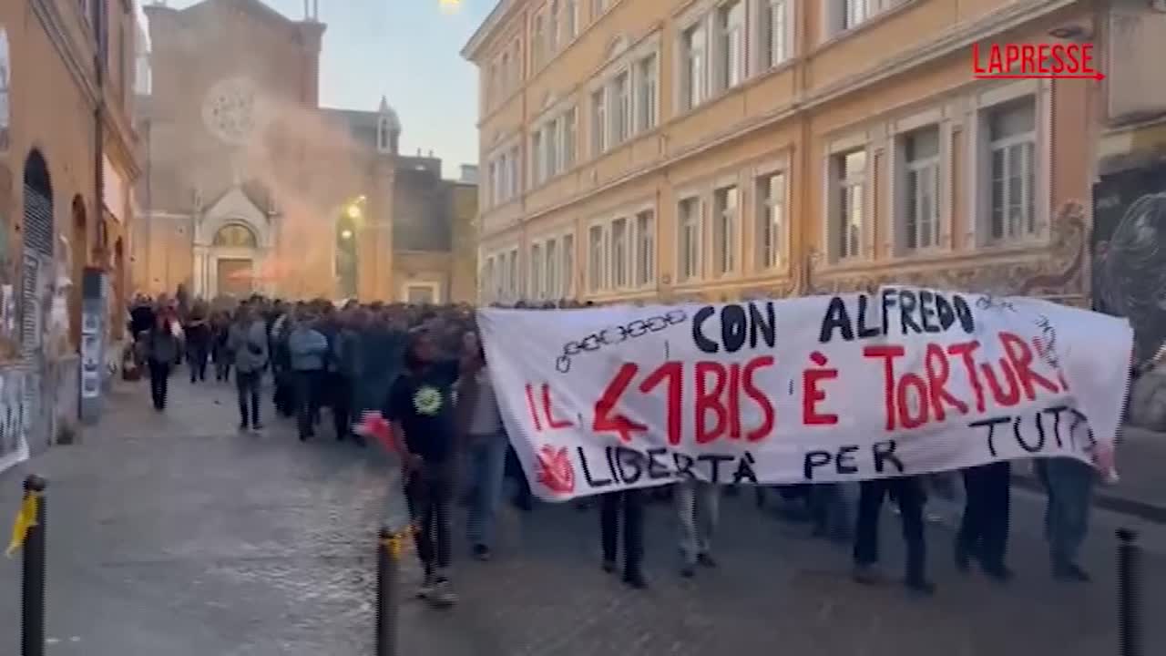 Roma, anarchici in corteo per Alfredo Cospito: “41bis è tortura”