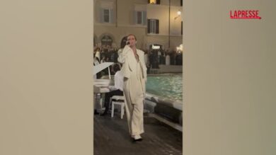 Lo spettacolo a sorpresa di Achille Lauro alla Fontana di Trevi