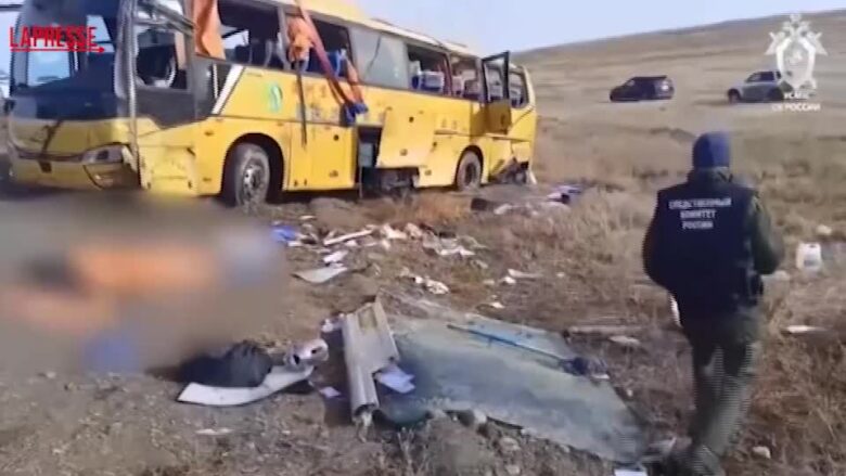 Russia, autobus fuori strada e si ribalta: due morti e 14 feriti