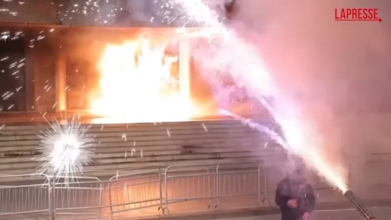 Albania, proteste contro il governo Rama. La polizia disperde la folla con un idrante
