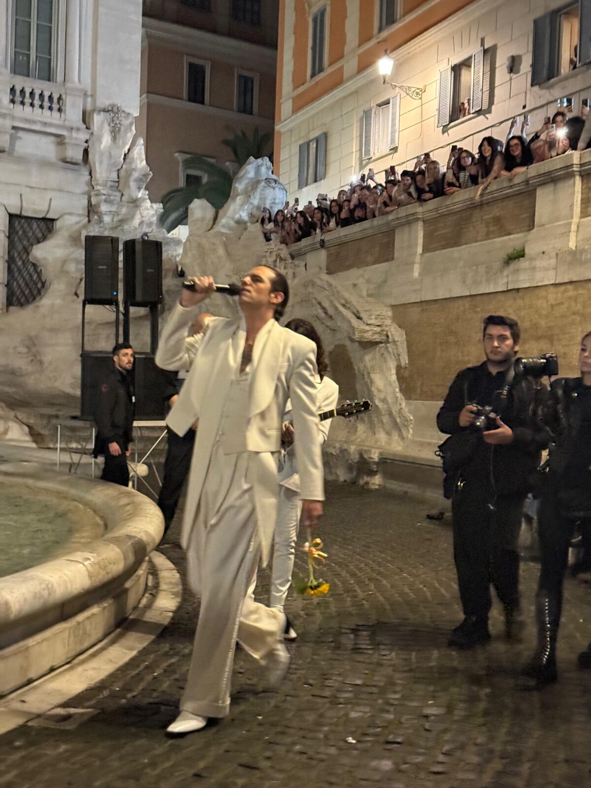 Galleria foto 'Achille Lauro, spettacolo a sorpresa alla Fontana di Trevi. Le foto più belle dello show' - foto 9