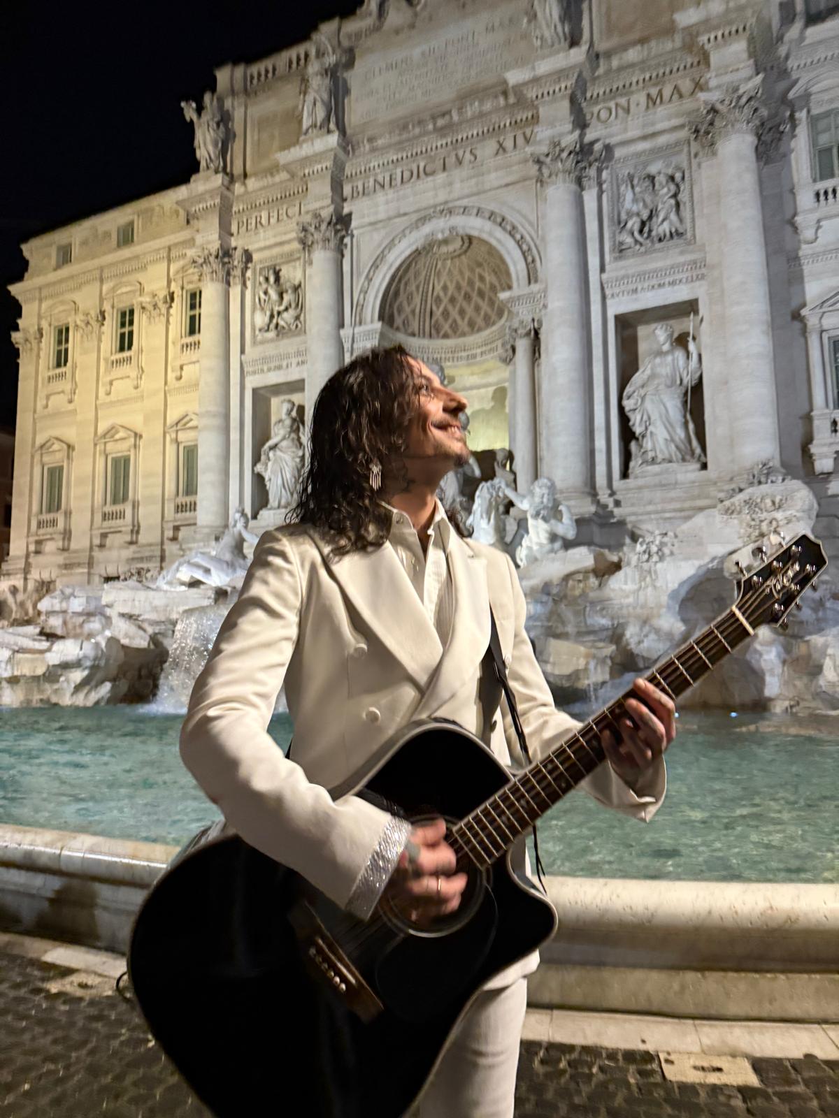 Galleria foto 'Achille Lauro, spettacolo a sorpresa alla Fontana di Trevi. Le foto più belle dello show' - foto 8