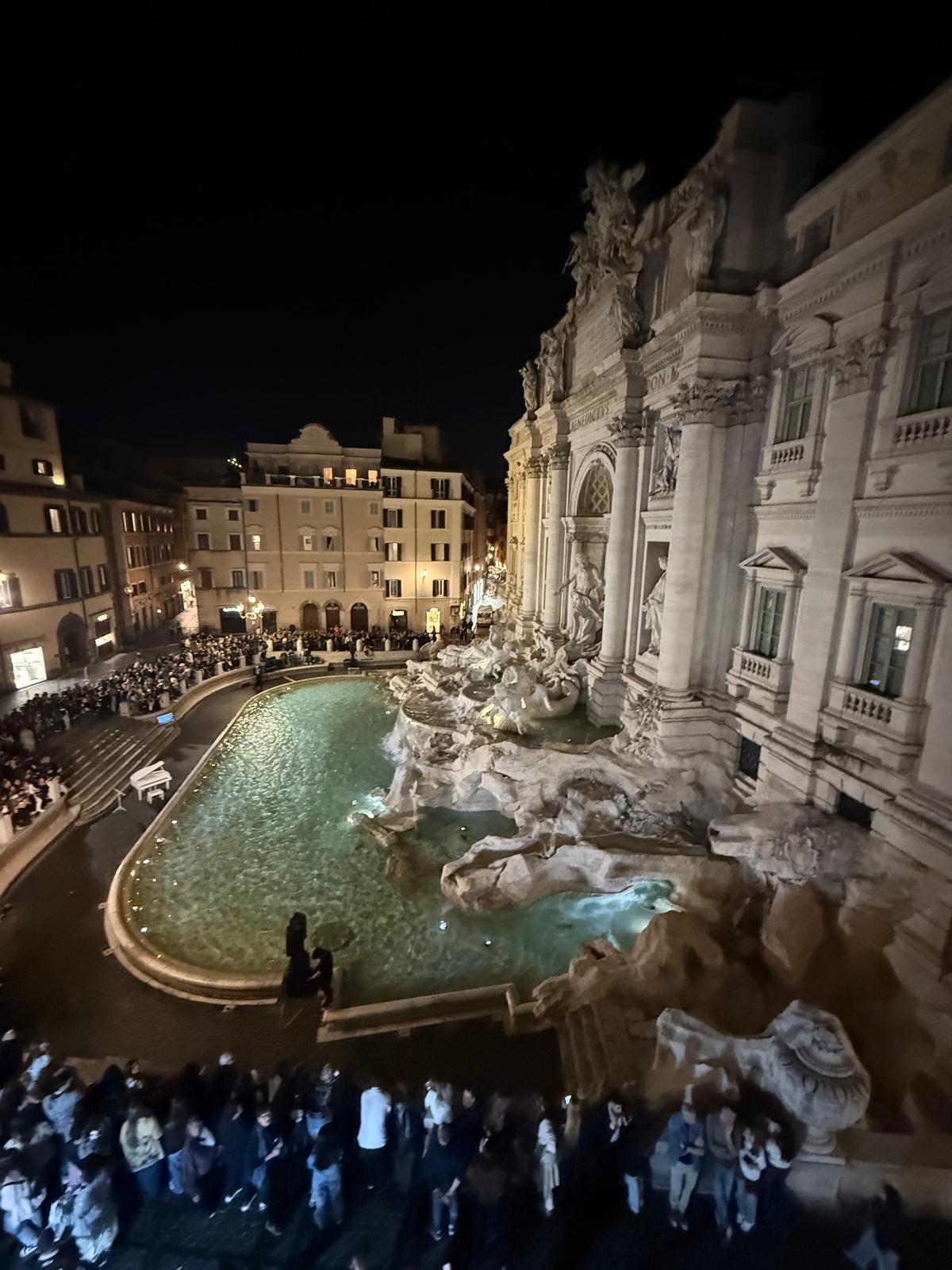 Galleria foto 'Achille Lauro, spettacolo a sorpresa alla Fontana di Trevi. Le foto più belle dello show' - foto 4