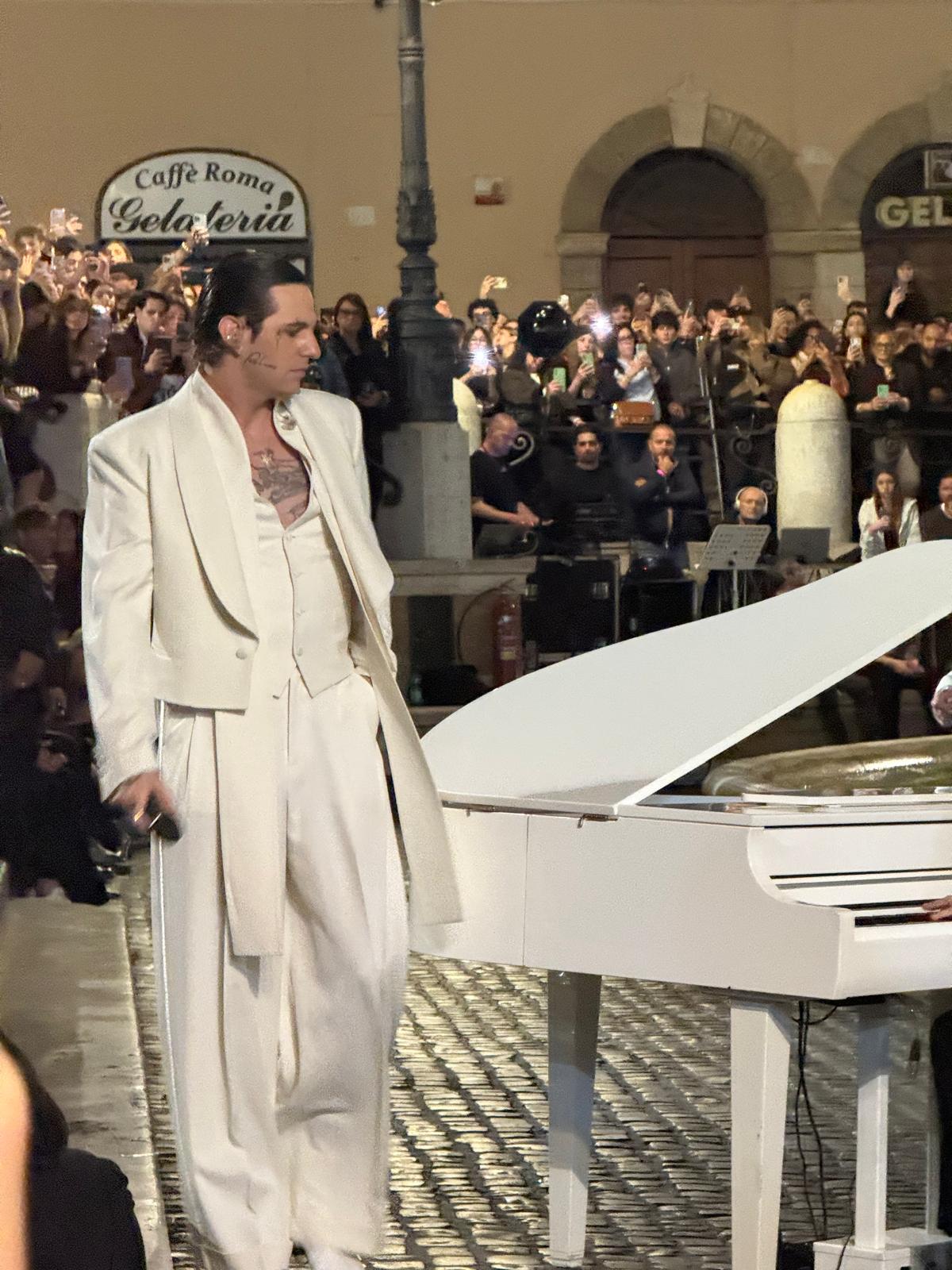 Galleria foto 'Achille Lauro, spettacolo a sorpresa alla Fontana di Trevi. Le foto più belle dello show' - foto 3