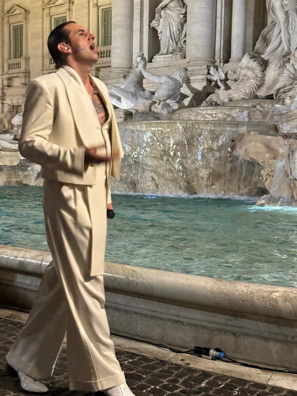 Galleria foto 'Achille Lauro, spettacolo a sorpresa alla Fontana di Trevi. Le foto più belle dello show' - foto 11