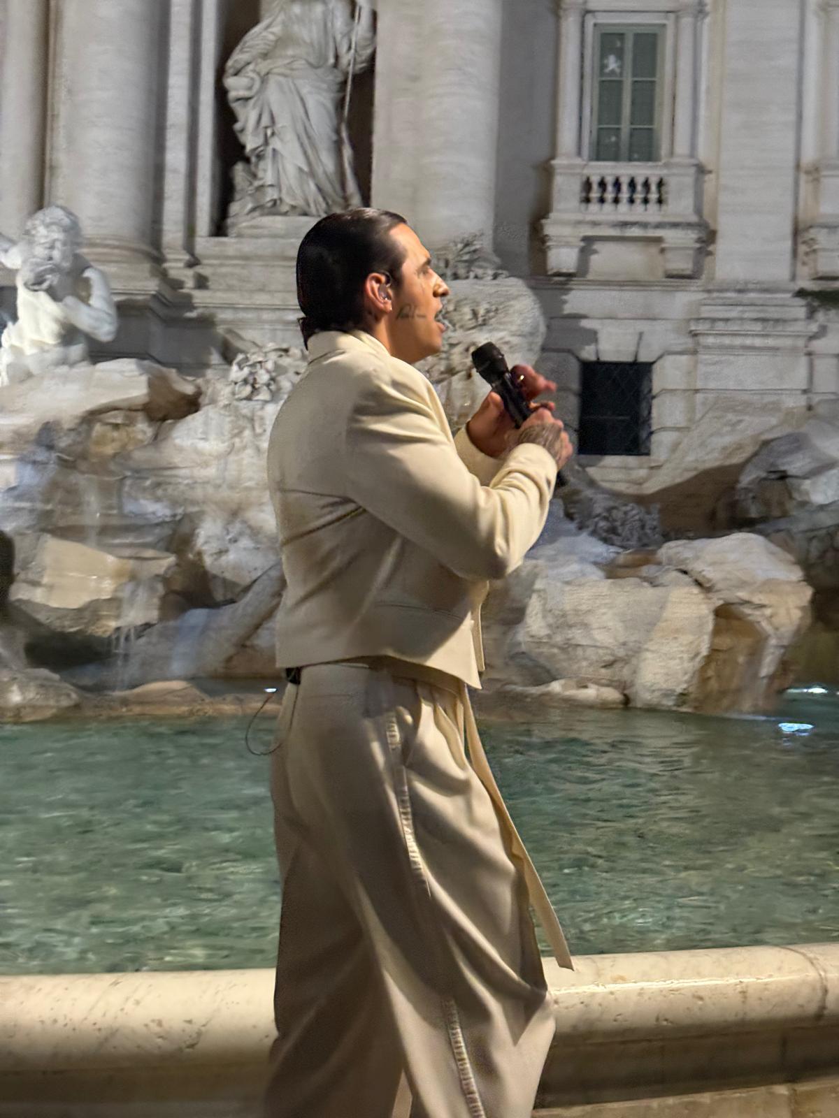Galleria foto 'Achille Lauro, spettacolo a sorpresa alla Fontana di Trevi. Le foto più belle dello show' - foto 10