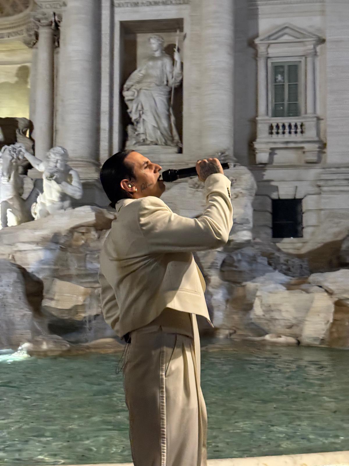 Galleria foto 'Achille Lauro, spettacolo a sorpresa alla Fontana di Trevi. Le foto più belle dello show' - foto 7